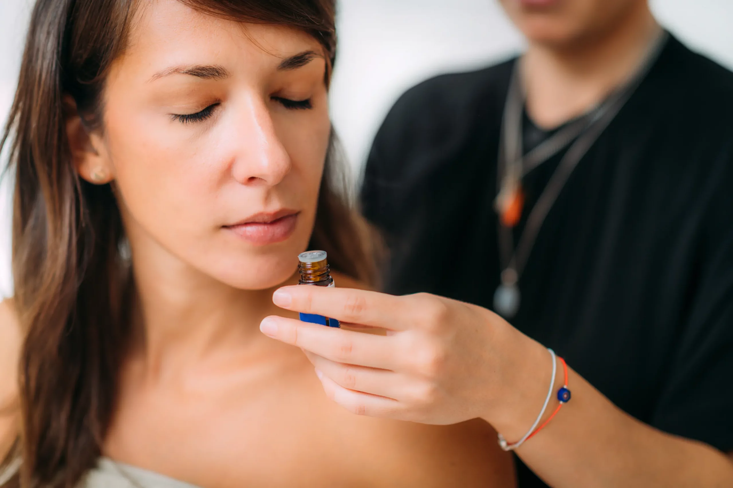 female-ayurveda-practitioner-holding-ayurvedic-oil-2021-08-30-05-09-32-utc Ayurvedische Massage