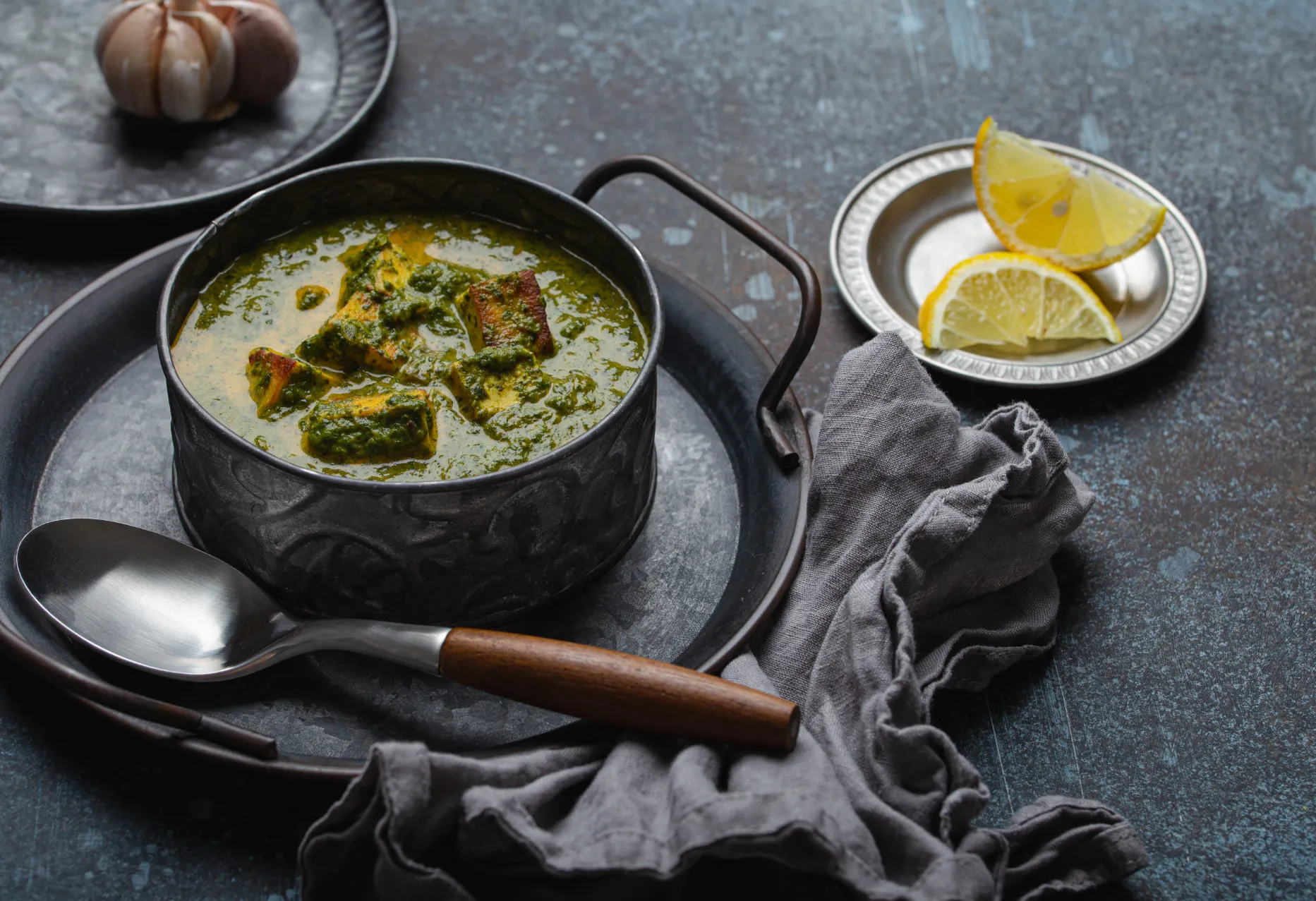 indian-dish-palak-paneer-in-bowl-on-rustic-stone-t-2022-02-01-22-36-26-utc Ayurvedische Massage
