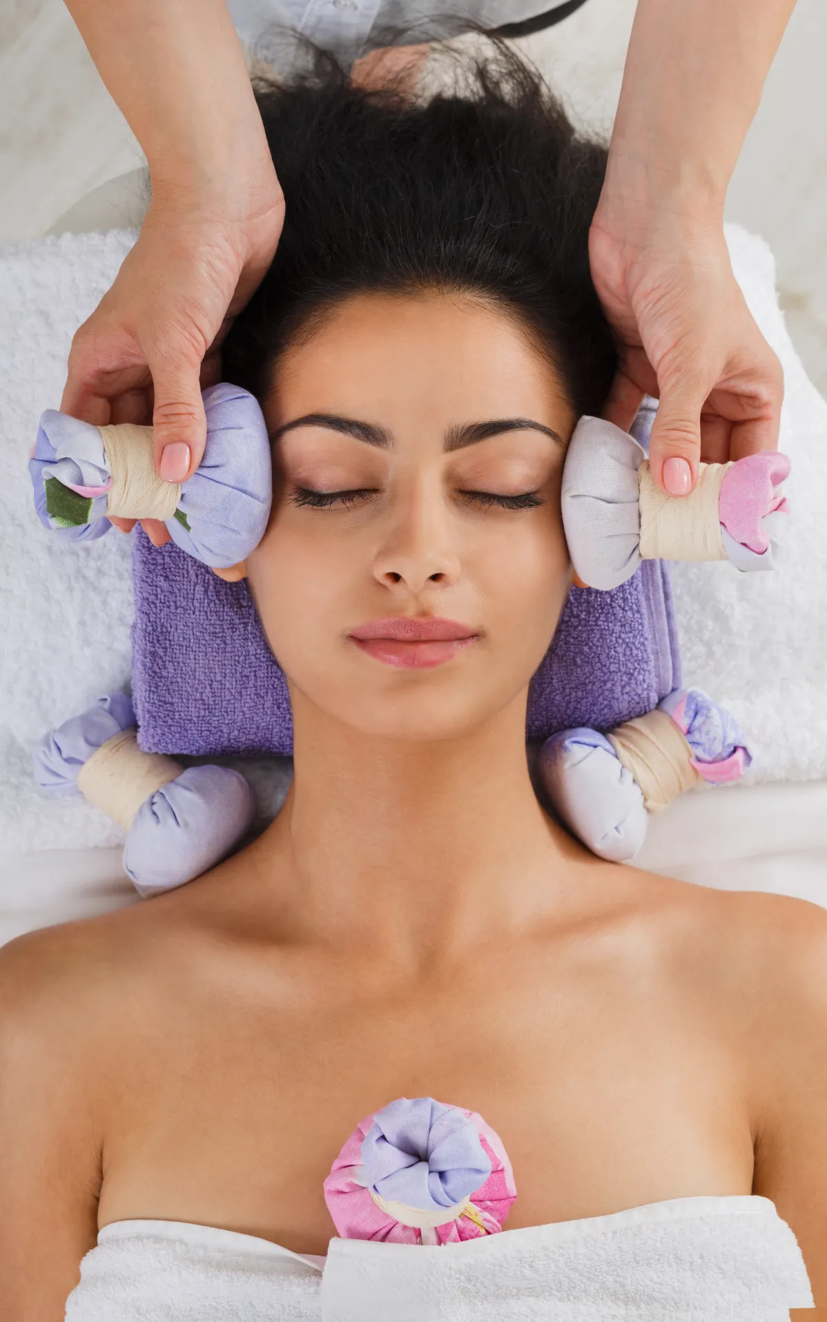 woman-has-herbal-ball-massage-in-ayurveda-spa-well-2022-10-07-00-45-52-utc Ayurvedische Massage